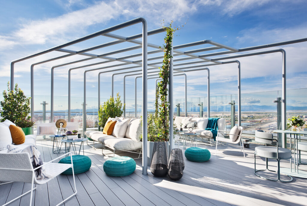terraza con vistas panorámicas de la ciudad de madrid en la zona de chamartin en el coworking o espacio flexible de trabajo Torre de Chamartín