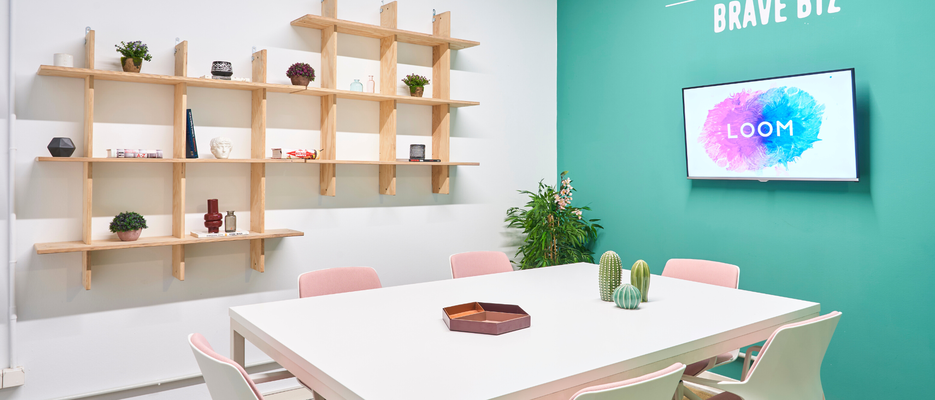 sala de reuniones verde en loom tapices en la zona de atocha