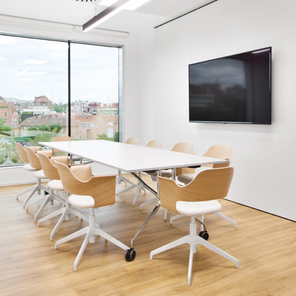 Sala de reuniones Menta en Madrid en la zona de Arturo Soria - una de las mejores salas de reuniones de Madrid - LOOM Eucalipto