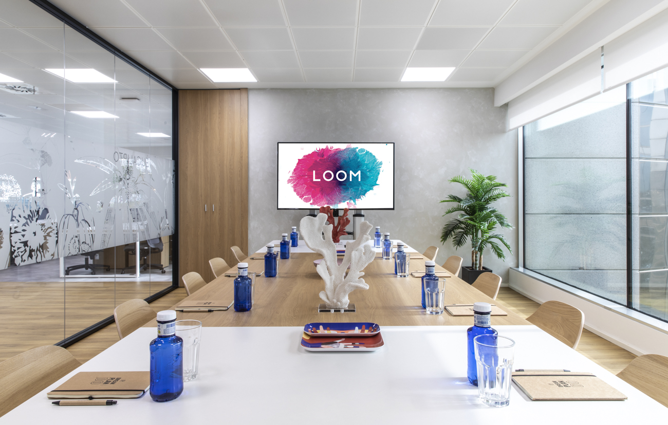 Sala de reuniones eucalipto - mejores salas de reuniones en Madrid - capacidad 10 personas - LOOM Torre Chamartin