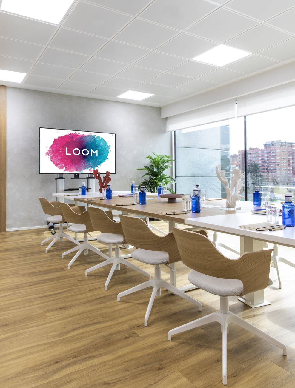 Sala de reuniones en Chamartín - mejores salas de reuniones en Madrid - capacidad 10 personas - LOOM Torre Chamartín - sala ecualipto