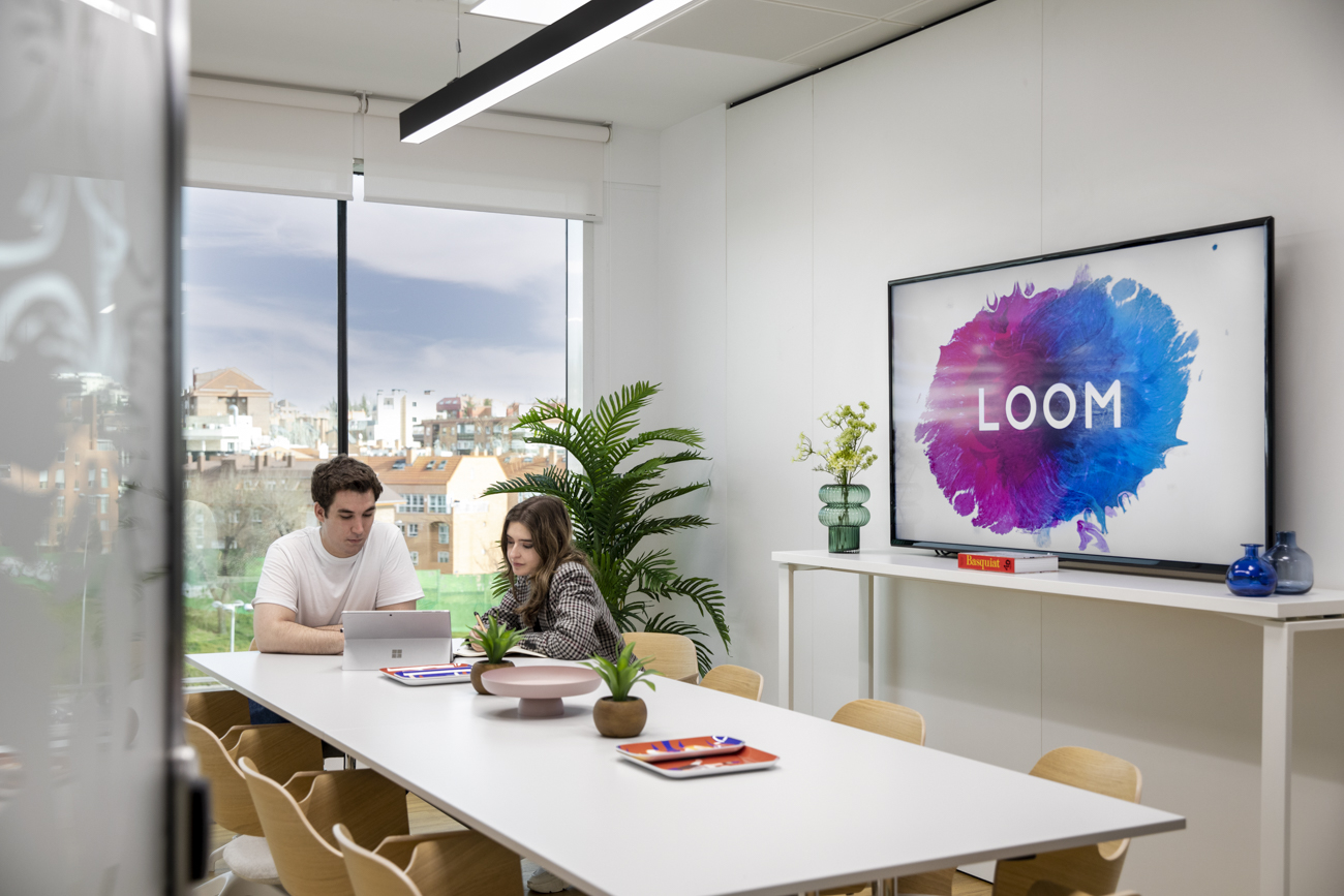 Sala Orégano, una de las mejores salas de reuniones en Madrid con luz naturall