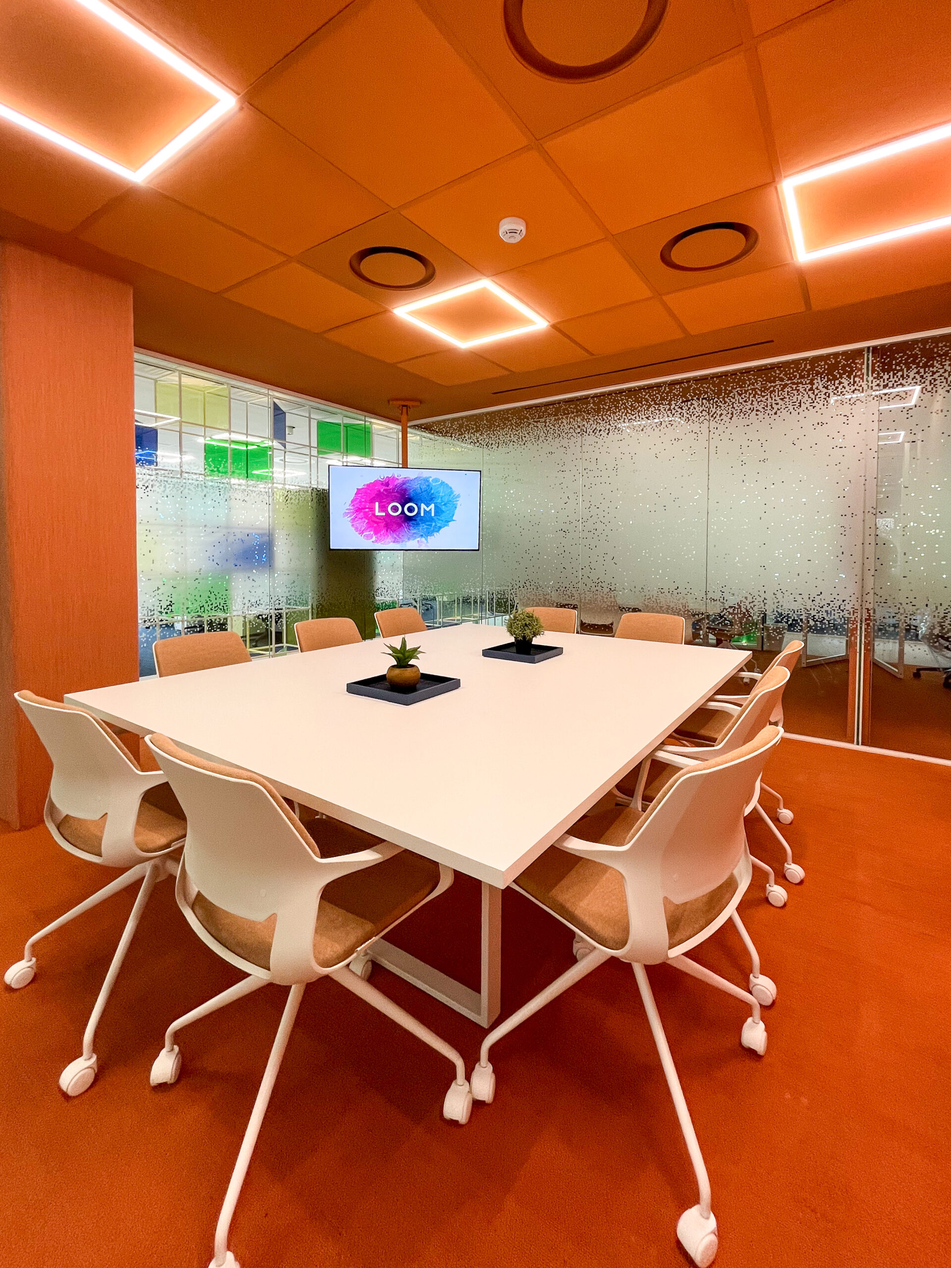 sala de reuniones parchís mejores salas de reuniones en madrid - pozuelo de alarcón en le parque empresarial ática - espacio de coworking loom ática