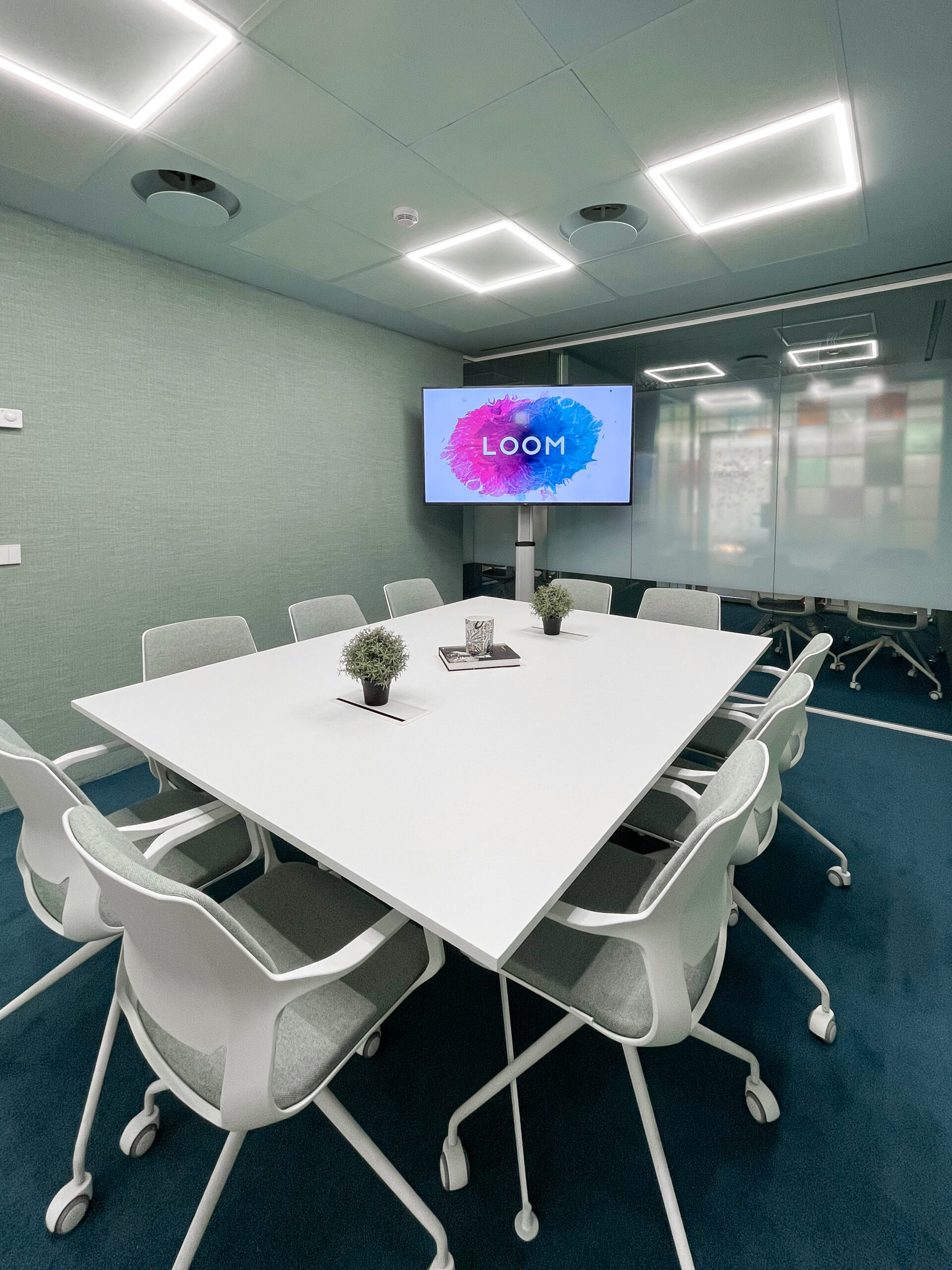 sala de reuniones rubik mejores salas de reuniones en madrid - pozuelo de alarcón en le parque empresarial ática - espacio de coworking loom ática