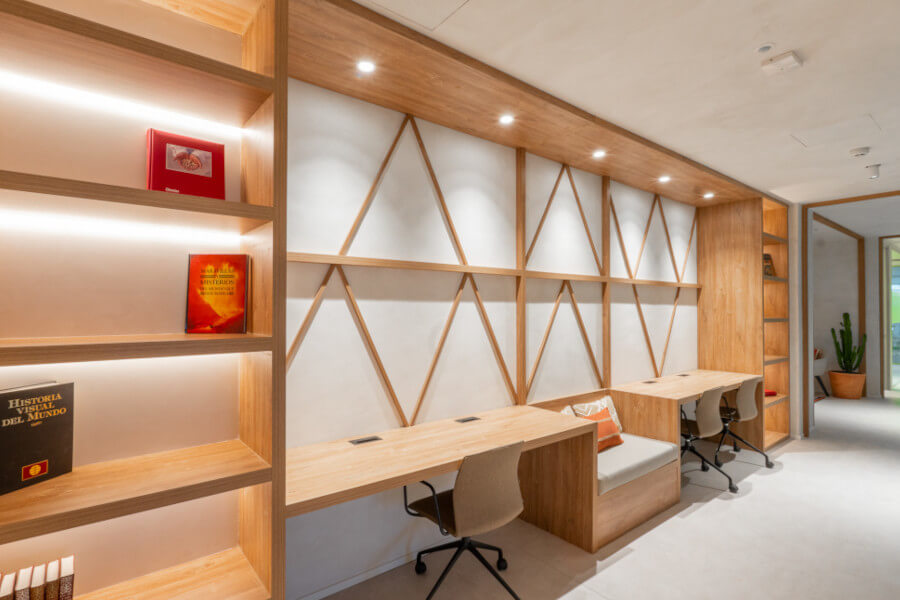 Zona de trabajo con una mesa larga de madera.
