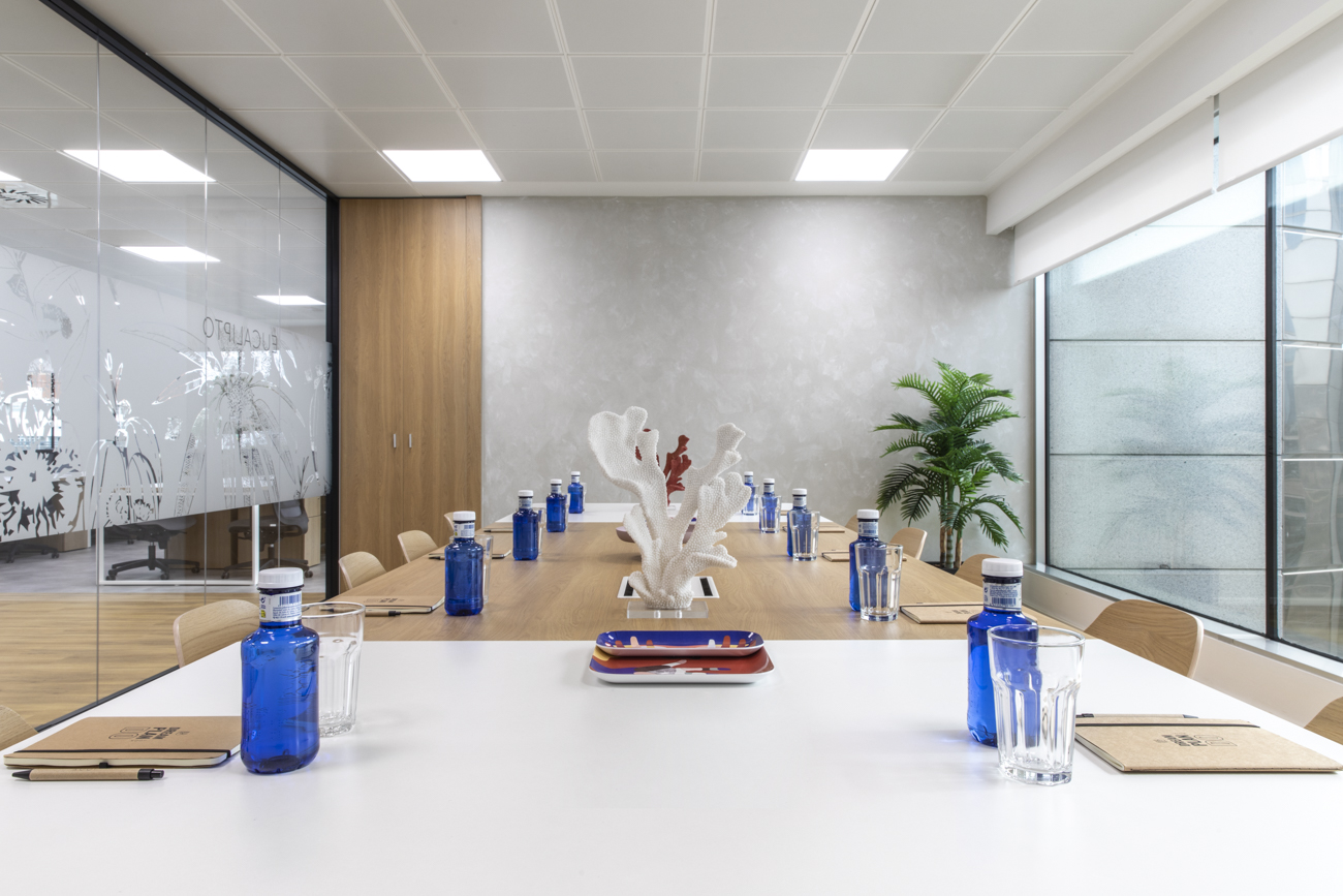 Sala de reuniones para 10 personas - mejores salas de reuniones en Madrid - sala eucalipto - LOOM Torre Chamartin