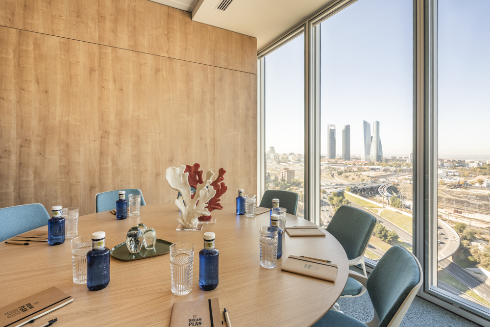 La sala poniente cuenta con las mejores vistas a la ciudad de Madrid convirtiéndose en una de las mejores salas de reuniones en la ciudad. Situada en LOOM Torre Chamartín