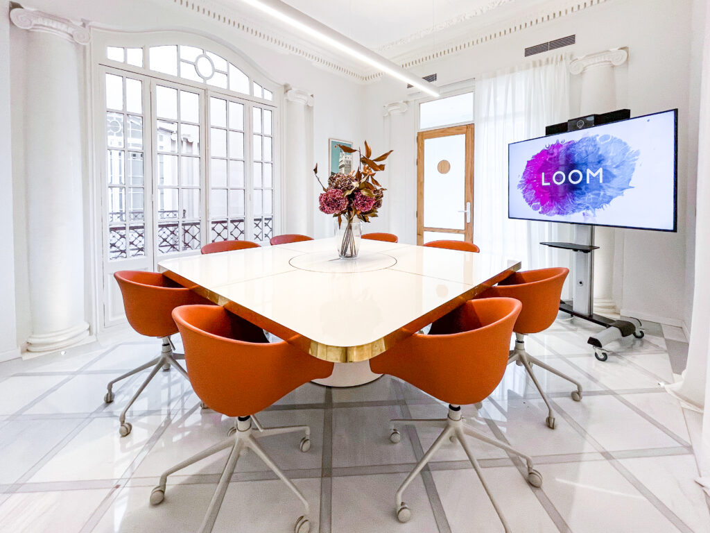 la sala pich y pon es una sala de reuniones de gran tamaño situada en el centro de Barcelona