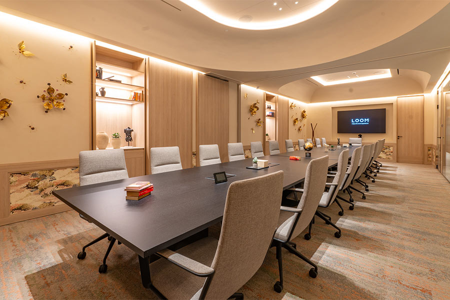 Espacio de coworking abierto con escritorios y sillas blancas.