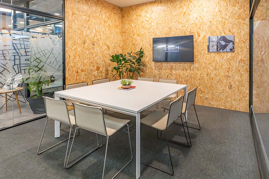 Zona de trabajo con una mesa larga de madera.